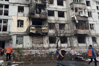 Russian missile and drone assaults on Ukraine continue as its leaders hold talks with the US on a potential peace deal