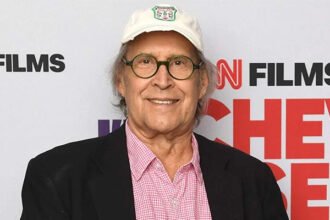 Chevy Chase, an iconic founding cast member of Saturday Night Live, has openly discussed the personal hurt he felt after being excluded from the show’s landmark 50th-anniversary special earlier this year. In the forthcoming documentary I’m Chevy Chase… And You’re Not, the 82-year-old comedian admits the omission was “kind of upsetting.” Chase expected to join fellow original cast members like Garrett Morris and Laraine Newman on stage during the February celebration but was never asked to participate. Chevy Chase was a central figure in SNL’s launch in 1975, famously anchoring the first “Weekend Update” segment. His tenure on the show lasted from its debut until midway through its second season in 1976, cementing his status as a comedy legend.