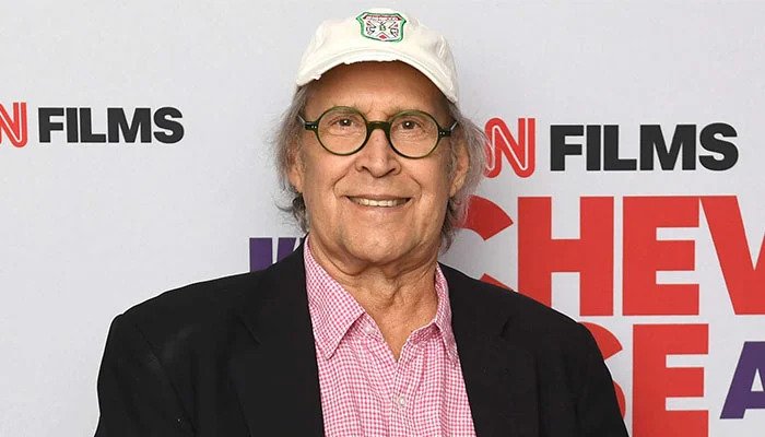 Chevy Chase, an iconic founding cast member of Saturday Night Live, has openly discussed the personal hurt he felt after being excluded from the show’s landmark 50th-anniversary special earlier this year. In the forthcoming documentary I’m Chevy Chase… And You’re Not, the 82-year-old comedian admits the omission was “kind of upsetting.” Chase expected to join fellow original cast members like Garrett Morris and Laraine Newman on stage during the February celebration but was never asked to participate. Chevy Chase was a central figure in SNL’s launch in 1975, famously anchoring the first “Weekend Update” segment. His tenure on the show lasted from its debut until midway through its second season in 1976, cementing his status as a comedy legend.