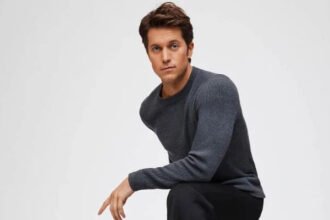 Lucas Bravo, best known for playing chef Gabriel in the hit Netflix series Emily in Paris, has spoken honestly about his discomfort with small talk and how it affects his mental well being. The 37 year old actor recently shared that casual conversations make him anxious. He explained that he finds surface level topics such as the weather or polite chatter meaningless and draining. According to Bravo, he prefers conversations that carry purpose and depth. In an interview with People, Lucas admitted that he does not enjoy talking just for the sake of it. He said he does not have the patience for discussions that feel forced or empty. Instead, he values conversations that allow people to connect on a deeper level. Bravo revealed that he enjoys talking about emotional growth and personal awareness. Topics like unconditional love, setting boundaries, self respect, and understanding personal patterns matter most to him. These discussions, he believes, help people grow and evolve in meaningful ways. The actor described these deep conversations as something he cannot get enough of. He shared that speaking openly about emotions and self development makes him feel more comfortable and understood. For Lucas, meaningful dialogue is far more rewarding than small talk. Lucas Bravo stars as Gabriel alongside Lily Collins, Lucien Laviscount, Ashley Park, and Camille Razat in Emily in Paris. The series follows Emily Cooper, a Chicago based marketing executive who moves to Paris to bring an American point of view to a French marketing firm. The show has gained massive global popularity since its debut. Its mix of romance, drama, and fashion has attracted viewers worldwide. The fifth season of Emily in Paris has officially been released on Netflix, and fans are already speculating about a possible sixth season. Bravo’s honesty about anxiety and communication adds another layer to his public image. His comments highlight the importance of authentic conversations and emotional awareness in a world that often values polite talk over real connection.