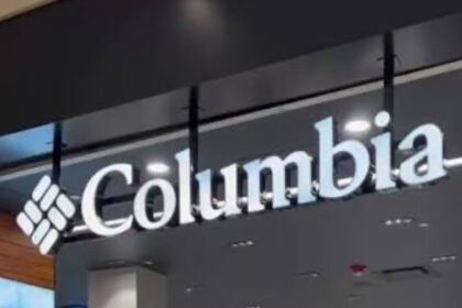 Exterior view of Columbia’s first store in Puerto Rico at Plaza Carolina, San Juan, showcasing outdoor gear and apparel for hiking, trail running, and lifestyle activities.