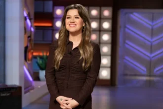 kelly_clarkson_christmas_performance_2025