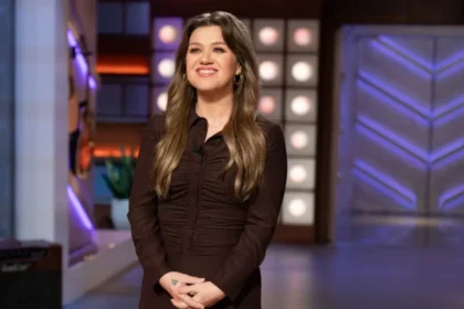 kelly_clarkson_christmas_performance_2025