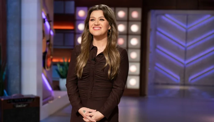 kelly_clarkson_christmas_performance_2025