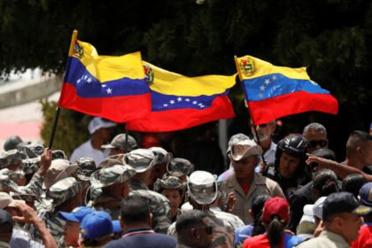Venezuelan communities protest U.S. military strikes to defend their oil reserves and national sovereignty