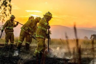 Firefighters battle emergency level blazes in Australia heatwave