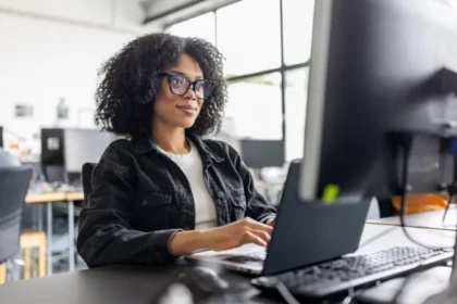 Government offers UK adults free AI training for work