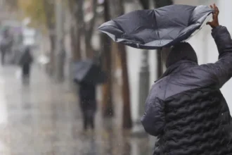 How to stay safe during a storm and what to do in a power cut