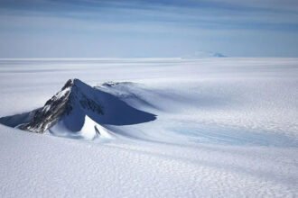 Discover Antarctica’s hidden landscape beneath the ice. Scientists reveal thousands of hills, ridges, and valleys