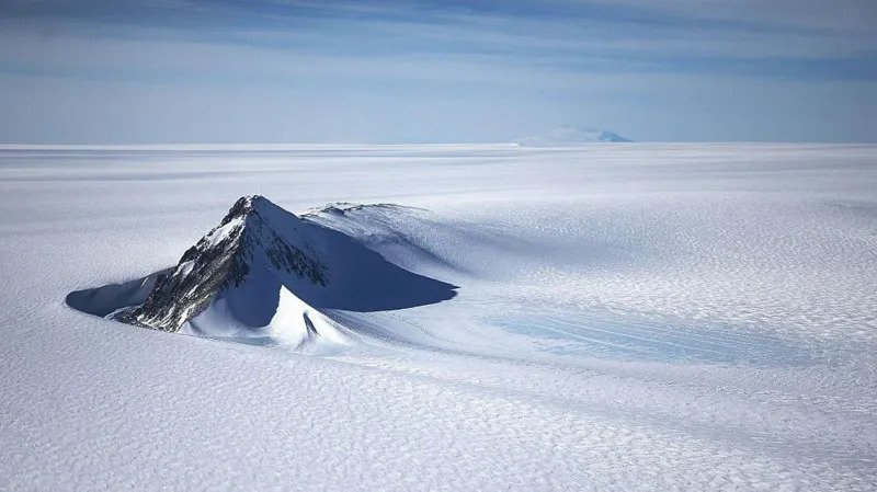 Discover Antarctica’s hidden landscape beneath the ice. Scientists reveal thousands of hills, ridges, and valleys
