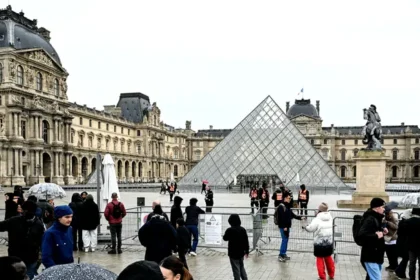 Louvre Museum closure