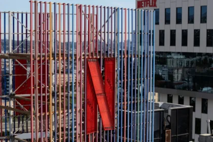 Netflix’s ad-supported plan grows, boosting revenue and subscribers while narrowing the gap with its standard no-ads tier.