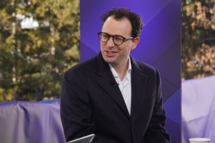 OpenAI and Anthropic focus on enterprise AI growth, gaining thousands of business clients and expanding revenue at Davos 2026.