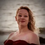 A US ICE agent fatally shot a woman in Minneapolis, triggering protests and calls for accountability as the FBI investigates the incident.