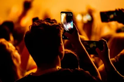 Should smartphones be locked away at gigs and in schools