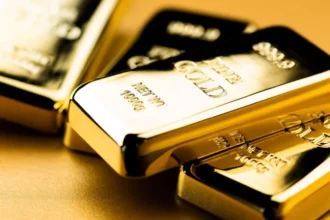 Gold hits record highs amid political tensions The gold price soared to $5,500 per ounce on Monday for the very first time, before briefly falling back. Silver prices also rose, with an ounce trading for around $98. This is up from $38 a year earlier. As global uncertainties continue, investors are turning to precious metals for a haven. Investors are wary of Trump's policies US President Donald Trump’s trade policies are causing market uncertainty. The uncertainty caused by his tariffs against multiple countries, and the threats he made over Greenland has pushed investors towards gold. Gold is seen as safer than the risks associated with US fiscal and foreign policy, say analysts. Emma Wall, Chief Investment Strategist at Hargreaves Lansdown says that gold jumps whenever the world is chaotic. Precious metals have become more appealing due to the ongoing tensions in Europe, China and the Middle East as well as US political instability. Demand for Geopolitical Conflicts Increases Gold prices have risen due to the wars in Ukraine, Gaza and Venezuela. The geopolitical developments eroded investor confidence in the US Dollar, leading them to look for security in metals. Bloomberg's chart shows that gold and silver are up by 80%, respectively 214% since a year earlier. The US dollar index is down 10%. Central Banks and New Buyers Help the Rally Gold is being bought by central banks to decrease their dependence on the US Dollar. Gold is a safe haven for nations who are worried about their US dollars being frozen. China is the top buyer, both by investors and individual buyers. Tether and other digital currency companies have purchased large amounts of reserves to add to the trend. What is the Reason for Gold Price Drop? Gold prices fell below $5,000 despite record highs after President Trump announced that Kevin Warsh would be nominated as Fed Chairman. Warsh's nomination is seen as a safe choice that will ease concerns over interest rate reductions and the dollar. Gold remains attractive to analysts due to geopolitical risk, tariffs and scarcity. Nicholas Frappell, of ABC Refinery, emphasizes the fact that gold's value is independent of debts and company performance. What to Take Away Gold's volatility in recent years shows its sensitivity to economic and political developments. Gold is still a safe investment, even though prices fluctuate.