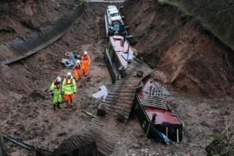 What happens next to the boats at the bottom of the canal