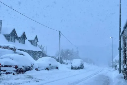 uk-snow-chaos-icy-roads-arctic-blast