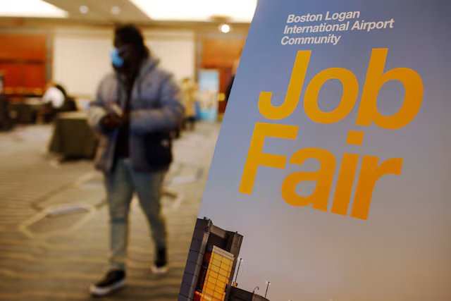 US weekly jobless claims fall to 209,000 as layoffs remain low and labor market conditions stay stable