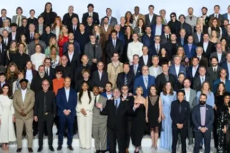 A closer look at the 2026 Oscars class photo, featuring Timothée Chalamet, Jessie Buckley, Jacob Elordi and other major nominees ahead of awards night.