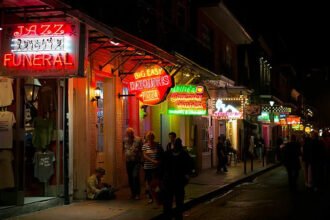 Discover the best live music venues in New Orleans, from iconic Tipitina’s to the lively Maple Leaf Bar, with insider tips from local artist Andrew Duhon.
