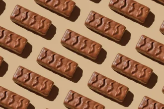 What Ultra Processed foods do to gut microbiome health? Today, ultra-processed foods have become a part of our daily lives. These products, from packaged meals to ice-cream and bread in a package, stay fresh longer. However, research suggests that they could be harming the gut microbiome. In the human body, trillions of bacteria live. The gut microbiome is a system that supports digestion, immune function, metabolism and brain functions. It is often compared to a forest by experts. It becomes stronger and more stable the more it is diverse. Health problems can increase when gut bacteria become less diverse. Low microbial biodiversity is linked to inflammation, digestion problems, sleep disorders, and an increased risk of chronic diseases. A higher diversity is associated with improved health, and may even extend life. The addition of additives to ultra-processed foods raises concerns Foods that are ultra-processed often include emulsifiers and artificial sweeteners. They may also contain preservatives or food colours. These ingredients are added by manufacturers to enhance taste, texture and shelf-life. Emulsifiers help water and oil mix, for instance. These ingredients keep cakes, bread, and ice cream moist, even after weeks. They are found in thousands of products at supermarkets. Scientists are now questioning their effect over time on the gut bacteria, even though food safety agencies have approved them as safe for chemical and toxicity. Some additives, according to researchers, may disrupt the balance of bacteria in the gut. Studies show that emulsifiers can weaken mucus layers which separate bacteria and the intestinal wall. Researchers link Emulsifiers with Inflammation and Disease Early warning signals can be derived from animal studies. Researchers gave mice small quantities of emulsifiers in controlled experiments. These additives moved gut bacteria towards the intestinal wall. The change in the environment triggered an inflammation. Mice already prone to digestive disorders developed more severe symptoms. Mucus in the gut serves as a protective layer. Chronic inflammation may result when bacteria penetrate this mucus layer. Chronic inflammation can increase the risk for inflammatory bowel diseases and metabolic disorders.