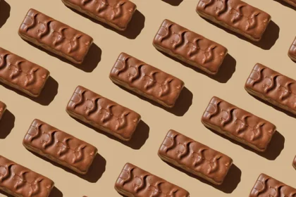 What Ultra Processed foods do to gut microbiome health? Today, ultra-processed foods have become a part of our daily lives. These products, from packaged meals to ice-cream and bread in a package, stay fresh longer. However, research suggests that they could be harming the gut microbiome. In the human body, trillions of bacteria live. The gut microbiome is a system that supports digestion, immune function, metabolism and brain functions. It is often compared to a forest by experts. It becomes stronger and more stable the more it is diverse. Health problems can increase when gut bacteria become less diverse. Low microbial biodiversity is linked to inflammation, digestion problems, sleep disorders, and an increased risk of chronic diseases. A higher diversity is associated with improved health, and may even extend life. The addition of additives to ultra-processed foods raises concerns Foods that are ultra-processed often include emulsifiers and artificial sweeteners. They may also contain preservatives or food colours. These ingredients are added by manufacturers to enhance taste, texture and shelf-life. Emulsifiers help water and oil mix, for instance. These ingredients keep cakes, bread, and ice cream moist, even after weeks. They are found in thousands of products at supermarkets. Scientists are now questioning their effect over time on the gut bacteria, even though food safety agencies have approved them as safe for chemical and toxicity. Some additives, according to researchers, may disrupt the balance of bacteria in the gut. Studies show that emulsifiers can weaken mucus layers which separate bacteria and the intestinal wall. Researchers link Emulsifiers with Inflammation and Disease Early warning signals can be derived from animal studies. Researchers gave mice small quantities of emulsifiers in controlled experiments. These additives moved gut bacteria towards the intestinal wall. The change in the environment triggered an inflammation. Mice already prone to digestive disorders developed more severe symptoms. Mucus in the gut serves as a protective layer. Chronic inflammation may result when bacteria penetrate this mucus layer. Chronic inflammation can increase the risk for inflammatory bowel diseases and metabolic disorders.