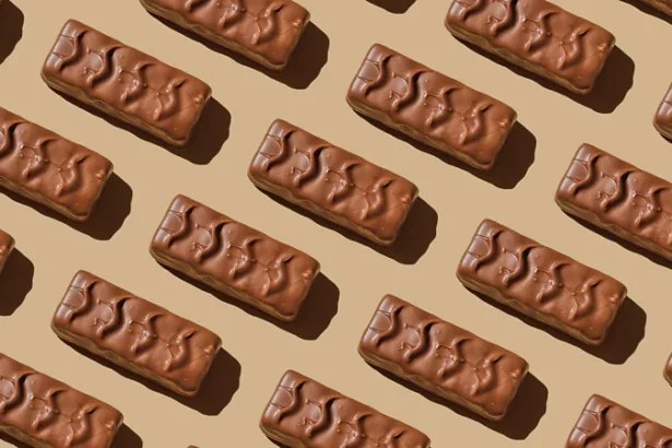 What Ultra Processed foods do to gut microbiome health? Today, ultra-processed foods have become a part of our daily lives. These products, from packaged meals to ice-cream and bread in a package, stay fresh longer. However, research suggests that they could be harming the gut microbiome. In the human body, trillions of bacteria live. The gut microbiome is a system that supports digestion, immune function, metabolism and brain functions. It is often compared to a forest by experts. It becomes stronger and more stable the more it is diverse. Health problems can increase when gut bacteria become less diverse. Low microbial biodiversity is linked to inflammation, digestion problems, sleep disorders, and an increased risk of chronic diseases. A higher diversity is associated with improved health, and may even extend life. The addition of additives to ultra-processed foods raises concerns Foods that are ultra-processed often include emulsifiers and artificial sweeteners. They may also contain preservatives or food colours. These ingredients are added by manufacturers to enhance taste, texture and shelf-life. Emulsifiers help water and oil mix, for instance. These ingredients keep cakes, bread, and ice cream moist, even after weeks. They are found in thousands of products at supermarkets. Scientists are now questioning their effect over time on the gut bacteria, even though food safety agencies have approved them as safe for chemical and toxicity. Some additives, according to researchers, may disrupt the balance of bacteria in the gut. Studies show that emulsifiers can weaken mucus layers which separate bacteria and the intestinal wall. Researchers link Emulsifiers with Inflammation and Disease Early warning signals can be derived from animal studies. Researchers gave mice small quantities of emulsifiers in controlled experiments. These additives moved gut bacteria towards the intestinal wall. The change in the environment triggered an inflammation. Mice already prone to digestive disorders developed more severe symptoms. Mucus in the gut serves as a protective layer. Chronic inflammation may result when bacteria penetrate this mucus layer. Chronic inflammation can increase the risk for inflammatory bowel diseases and metabolic disorders.