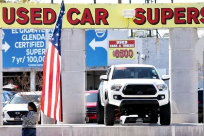 US Inflation Cools as Used Car and Energy Prices Decline Inflation in the United States slowed in January, giving policymakers and markets fresh signals about the direction of interest rates. The Consumer Price Index rose 2.4 percent over the past 12 months, according to the US Labor Department. That marked a drop from 2.7 percent in December and the slowest annual pace since May. Lower energy costs and falling used car prices helped pull the figure down. Energy and Used Cars Drive the Slowdown Energy prices eased during the month, reducing pressure on household budgets. Used car prices also declined, which made a noticeable difference in the overall inflation rate. When analysts removed food and energy from the data, commodity prices remained mostly steady. For now, economists see little evidence that tariffs have pushed prices higher. Neil Birrell, chief investment officer at Premier Miton Investors, said the January figures could support the case for an earlier interest rate cut. He added that the full impact of tariffs remains unclear. He also pointed out that seasonal factors may have influenced the latest numbers. Strong Economy Supports Rate Cut Debate The latest inflation data adds to a broader picture of economic strength. Recent reports showed stronger than expected job growth. The labor market appears firm, and economic growth remains solid. Supporters of President Donald Trump argue that the cooling inflation rate gives the Federal Reserve room to lower interest rates. The White House welcomed the report and credited the administration’s policies for easing price pressures. Financial markets reacted calmly. Investors currently expect the Federal Reserve to begin cutting rates in June. Atakan Bakiskan, US economist at Berenberg, said the year has started on a positive note for Fed officials. However, he warned that risks remain. Risks Remain Despite Cooling Inflation Some analysts believe labor shortages could push wages higher in the coming months. If companies raise pay to attract workers, service sector prices may increase. That could slow progress toward the Federal Reserve’s 2 percent inflation target. The central bank has missed its 2 percent goal for nearly five years. Even with January’s improvement, officials must decide whether inflation will continue to ease or level off. For now, the data suggests that price growth has stabilized. The coming months will show whether this trend continues or new pressures emerge.