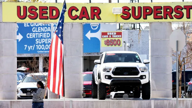 US Inflation Cools as Used Car and Energy Prices Decline Inflation in the United States slowed in January, giving policymakers and markets fresh signals about the direction of interest rates. The Consumer Price Index rose 2.4 percent over the past 12 months, according to the US Labor Department. That marked a drop from 2.7 percent in December and the slowest annual pace since May. Lower energy costs and falling used car prices helped pull the figure down. Energy and Used Cars Drive the Slowdown Energy prices eased during the month, reducing pressure on household budgets. Used car prices also declined, which made a noticeable difference in the overall inflation rate. When analysts removed food and energy from the data, commodity prices remained mostly steady. For now, economists see little evidence that tariffs have pushed prices higher. Neil Birrell, chief investment officer at Premier Miton Investors, said the January figures could support the case for an earlier interest rate cut. He added that the full impact of tariffs remains unclear. He also pointed out that seasonal factors may have influenced the latest numbers. Strong Economy Supports Rate Cut Debate The latest inflation data adds to a broader picture of economic strength. Recent reports showed stronger than expected job growth. The labor market appears firm, and economic growth remains solid. Supporters of President Donald Trump argue that the cooling inflation rate gives the Federal Reserve room to lower interest rates. The White House welcomed the report and credited the administration’s policies for easing price pressures. Financial markets reacted calmly. Investors currently expect the Federal Reserve to begin cutting rates in June. Atakan Bakiskan, US economist at Berenberg, said the year has started on a positive note for Fed officials. However, he warned that risks remain. Risks Remain Despite Cooling Inflation Some analysts believe labor shortages could push wages higher in the coming months. If companies raise pay to attract workers, service sector prices may increase. That could slow progress toward the Federal Reserve’s 2 percent inflation target. The central bank has missed its 2 percent goal for nearly five years. Even with January’s improvement, officials must decide whether inflation will continue to ease or level off. For now, the data suggests that price growth has stabilized. The coming months will show whether this trend continues or new pressures emerge.