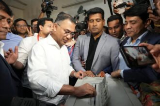 Goldman Sachs’ chief legal officer, Kathryn Ruemmler, announced she will resign after months of scrutiny over her ties to convicted sex offender Jeffrey Epstein. Emails Reveal Controversial Ties The US Department of Justice released emails showing Ruemmler called Epstein “Uncle Jeffrey.” They also show she advised him on handling media questions and accepted luxury gifts. However, Ruemmler said, “My responsibility is to put Goldman Sachs’ interests first.” She explained that she met Epstein in her role as a lawyer. She stressed that she knew nothing about his ongoing criminal conduct. CEO Praises Her Contributions Goldman Sachs CEO David Solomon thanked Ruemmler for her “sound advice” and her service to the firm. He added, “Kathy has been a mentor and friend to many of our people, and we will miss her.” She will officially leave the company on June 30, 2026. PR Challenges for Goldman Sachs Although the emails do not suggest wrongdoing, they created a public relations challenge for the bank. Ruemmler led Goldman’s reputational risk committee and joined the firm in 2020. In addition, a Goldman spokesperson explained, “Epstein often offered unsolicited favors and gifts to many of his business contacts.” Broader Corporate Impact Ruemmler’s resignation follows a trend of corporate departures linked to Epstein. Last week, Brad Karp, chairman of the US law firm Paul Weiss, stepped down after emails showed he discussed Epstein’s 2008 convicti