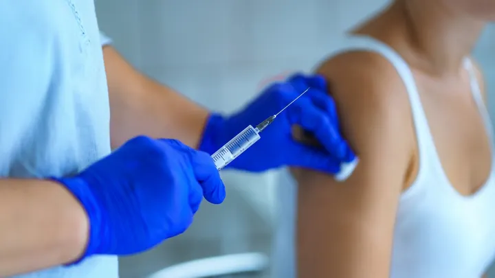 Moderna logo with text “mRNA flu vaccine” against FDA building backdrop