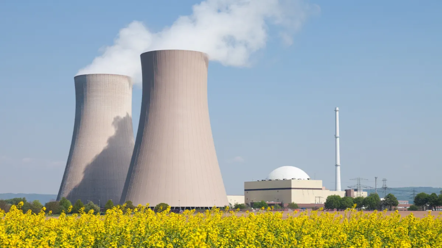 Dry cask storage containers holding spent nuclear fuel at a U.S. nuclear power plant