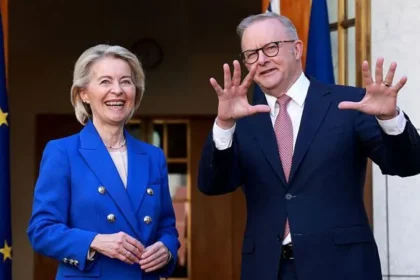 The Trade Talks Have Resulted in a Major Breakthrough After eight years of negotiation, Australia and the European Union finally reached a free-trade agreement. Signed in Canberra, the deal is worth around A$10billion. Anthony Albanese, Ursula von der Leyen and others have both hailed the deal as a success for both parties. The two stressed that stronger partnerships are needed as the global environment continues to change. Von der Leyen stated that the agreement focuses on trust and long-term stability, particularly at a moment when global trade tensions are increasing and risks to supply chains are growing. Tariff cuts and cheaper goods for consumers This agreement eliminates nearly all of the tariffs for Australian exports into Europe. The EU will be able to import more products, including wine, seafood and wheat. Reduced trade barriers are projected to result in savings of A$37 Million for Australian wine producers. Australians will also benefit from cheaper prices for European products such as pasta, cookies, chocolates and spirit. Disputes Over Meat Exports The deal is a success overall, but it has caused concern for farmers. Over the next ten years, Australian beef exports will increase significantly to the EU. From just over 3,300 tonnes, the quota is set to increase from about 30,000 tons. Australian farmers, however, had sought a higher cap. The increase is also not supported by European farmers. Fearing that a stronger local competition would hurt the agriculture, they oppose this increase. Farmers in Europe are already warning about increasing pressures from trade agreements. The Right to Name Foods Remains Sensitive This agreement covers the naming of food products. Australian producers are still allowed to use local terms such as parmesan. Some names may be restricted on export markets. Exports of prosecco, for example, will gradually be eliminated over the next ten years. The European Union has long been concerned about the protection of regional food identity. Stronger Defence and Mineral Cooperation The agreement expands the cooperation between defence and security. The two sides will work together on counterterrorism, maritime security, space technology, and other areas. This agreement strengthens the collaboration in critical mineral areas such as lithium, tungsten and other minerals. These minerals are vital for the modern industry, which includes clean energy technology and other industries. The Strategic Role in an Changing Environment The EU is looking to diversify global partnerships. Geopolitical shifts and uncertainty in trade have led countries to be less reliant on the single market. Donald Trump's recent moves on tariffs, supply chains and other issues have increased global uncertainty. China's control of key minerals is a concern for many countries. The EU wants to create a stable, resilient and more reliable trade network by strengthening its ties with Australia.