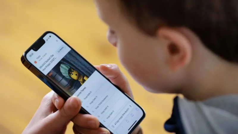 Austria Moves Toward Social Media Ban for Children Under 14 Government Push to Protect Children Online Austria has announced plans to restrict social media use for children under the age of 14. The proposal comes after growing concerns about the impact of digital platforms on young users, especially related to mental health and addictive behavior. The plan is still under discussion, and authorities have not yet confirmed how or when it will be enforced. Vice-Chancellor Andreas Babler said the government must act to protect children from harmful online experiences. He compared social media risks to substances like alcohol and tobacco, arguing that digital platforms also need strict rules to safeguard minors. According to him, children should be shielded from addictive algorithms that influence their behavior and well-being. Growing Global Trend of Restrictions Austria is not acting alone. Several countries are exploring or implementing similar measures. Australia has already introduced a ban for users under 16, while France has approved restrictions for those under 15. Other nations, including the UK, Spain, Denmark, Greece, and Ireland, are considering age limits ranging from under 15 to under 16. These moves reflect increasing global concern about how social media affects young people. Lawmakers argue that platforms expose children to harmful content and addictive design features. They also highlight the need for stronger digital protections, similar to those used in traditional media and other industries. Debate Around Age Verification and Enforcement One of the main challenges in enforcing such a ban is age verification. Austrian officials are discussing technical systems to confirm user age. They may use a broader European solution if available, or develop a national system if needed. Critics of social media companies point out that although platforms claim to restrict users under 13, enforcement is often weak. This raises questions about how effective any new restrictions will be unless strict verification methods are applied. Political Support and Public Opinion The proposal has received support within Austria’s coalition government. Leaders from different parties have emphasized the importance of guiding children toward responsible digital use. Education Minister Christoph Wiederkehr stressed that social media must be used carefully, especially by young users. Political analysts suggest that such measures are popular with the public, particularly among parents. The issue also gives politicians an opportunity to show action in areas that directly affect families, even as other challenges remain in the economy and public services. Wider Reforms Alongside the Ban The social media proposal is part of broader reforms in Austria’s education system. These changes include increased focus on subjects like democracy and artificial intelligence, along with adjustments to traditional coursework such as reducing Latin lessons.