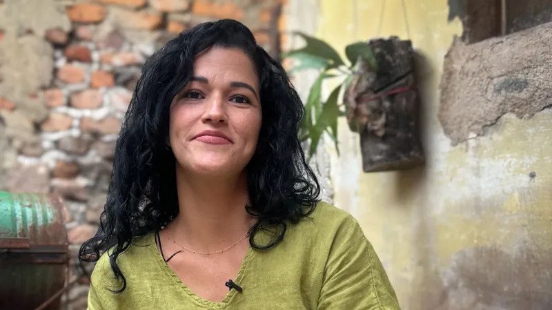 Hospitals under pressure during energy shortages Cuban women are giving birth in extremely challenging conditions due to the long-lasting power outages that continue throughout the entire country. Havana hospitals are treating pregnant women safely but are under stress due to fuel shortages. Mauren is a new mother who has health issues. She's being monitored closely at a maternity specialist hospital. She is pregnant with diabetes and has high blood pressure, so she needs constant medical care. She is being treated by doctors with medicines and insulin, but the unstable electricity during birth raises concerns. Despite these difficulties, the hospital staff continues to care for patients around-the-clock. Most hospitals rely on diesel generators. However, fuel shortages can make it difficult to run them for extended periods. What to expect at home for expecting mothers Conditions are worse outside hospitals. Long periods of time without power can affect daily activities, such as cooking and food storage. Indira has lived without power for seven months in her house. She is often unable to cook in the daylight and must wait for a short window of time when power returns. She prepares what is available in those moments even if the food does not meet her pregnancy nutritional needs. Her husband is a blacksmith and she can't continue to work as a stylist while pregnant. Financial pressures and a lack of resources are causing stress for the family. Limiting nutrition can cause health risks Many pregnant women are facing increased health risks. Many women have experienced illnesses, such as mosquito-borne infections during pregnancy. These add to the strain placed on their health. The availability of balanced meals also remains limited. Due to electricity shortages, many families have reported a reduction in protein and vitamin intake. It is a cause for concern both to mothers and their unborn children. The Economic Stress and the Migration Issues Cuba's economic conditions are also having an impact on family planning. Due to the low salaries, job shortages, and migration of highly skilled workers, many young couples have doubts about having children. Parents worry about the future prospects of their children's education and employment. Families are influenced by the uncertainty of childbirth. The Future Generations: Concerns about the future Mothers-to-be express their deep concerns about the future of their children. Many fear that if the conditions don't improve, they will have limited options in terms of education and employment. Families continue to be concerned, but they also hope that the future will bring stability and improved living conditions.