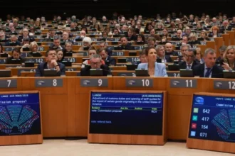 EU Parliament approves a conditional EU–US trade deal with 15% tariffs and strict safeguards, aiming to protect European interests and strengthen transatlantic trade.