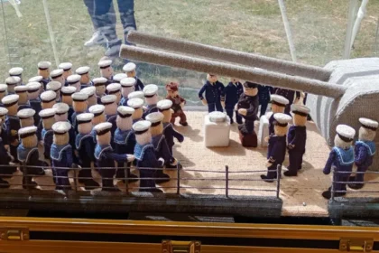 Friends from afar join forces to knit wartime life