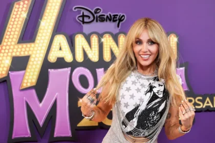 Hannah Montana fans celebrate