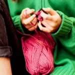 Knitting is emerging as a simple tool that helps people control stress, manage emotions, and replace harmful habits like smoking, nail biting, and doomscrolling.