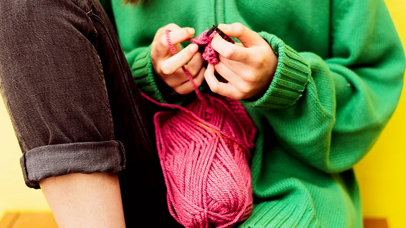 Knitting is emerging as a simple tool that helps people control stress, manage emotions, and replace harmful habits like smoking, nail biting, and doomscrolling.