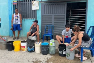 Venezuelans Struggle with Gas, Water and Inflation in Sucre Despite Hopes of Recovery Gas and Water Long Queues Venezuelans in the fishing village of Guaca are relieved to receive their first propane delivery since December. Under the blistering sun, families gathered to transport rusty gas canisters. The shortage of propane is a daily challenge in this country. Residents in Cumana have been without water for two weeks. The authorities blame damage to a pipe caused by a recent earthquake. The locals claim that the system is unreliable because it has been neglected for many years. Some people are forced to use polluted streams as a source of water. Petrol scarcity adds daily struggles It is difficult to find fuel. The long lines of drivers waiting to fill up their tanks can stretch miles. Venezuela is one of the richest producers of oil in the world, but many Venezuelans cannot afford to buy petrol. The daily life is more difficult in Venezuela than neighboring nations. Fishing Industry Under Economic Pressure In Guaca the primary occupation is fishing, but incomes are not enough to cover expenses. Pablo Marin said that catching just 100 kilograms fish was barely enough to cover costs. A similar catch in Ecuador could bring $500, and even after costs there is still money left over. Many local businesses price their goods in US Dollars. In the meantime, inflation has caused nearly all of Venezuela's bolivar to lose its value. It is becoming increasingly difficult for families to cover their basic needs. Hope for Post-Maduro Investment There has been a lot of talk about foreign investments and oil contracts since Nicolas Maduro was removed on the 3rd of January and relations were restored with Delcy Rodriquez's interim government. The question is whether this money will reach the towns. The hope is that improvements to services such as water, gas and local employment will help reduce economic hardship and migration.