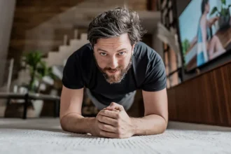 Isometric Exercises: A Simple 14-Minute Routine That Can Boost Heart Health A smarter way to stay fit Most people picture intense workouts when they think about fitness. Long gym sessions, running on treadmills, or lifting heavy weights often come to mind. But new research suggests you don’t always need that level of effort. In fact, you can improve your health by staying still. Isometric exercises focus on holding a position without moving. Simple examples include holding a squat, pressing your hands together, or sitting with one leg extended. These small efforts can still make a big impact on your body. What research shows A large analysis in 2023 reviewed studies from 1990 to 2023, covering nearly 16,000 people. It compared different types of exercise and their effect on blood pressure. The routine used in most trials was short and practical. It involved four sets of two-minute holds, with short rest periods in between. The full session lasted about 14 minutes and was done three times a week. The results were clear. Isometric exercises reduced blood pressure more than cardio, weight training, and even high-intensity workouts. On average, blood pressure dropped by about 8.24 over 4.00 mmHg. That is close to the effect of some medications. Why it works When you hold a position, your muscles tighten without changing length. This pressure limits blood flow for a short time. Your body responds by working harder to send oxygen to the muscles. Once you relax, blood flow increases again. Repeating this process helps improve how your blood vessels function. Over time, this can lower blood pressure and support heart health. More than just heart benefits Isometric exercises also build strength. They activate motor units, which are groups of nerves that control muscle contraction. This improves how effectively your muscles work. They can also help reduce stiffness in blood vessels and support overall heart function. Another advantage is safety. These exercises are often easier on joints, making them suitable for people who struggle with movement-based workouts. Easy to start, easy to maintain One of the biggest benefits is convenience. You don’t need equipment or a gym membership. You can do these exercises at home, even in a small space. Because sessions are short and low effort, it’s easier to stay consistent. This makes isometric training a good option for busy people or beginners who find it hard to stick to regular workouts.