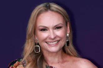 Mel Schilling dies at 54 years old from cancer Mel Schilling, 54 years of age, has died after fighting bowel cancer. Gareth Schilling, who played Mel in Married at First Sight confirmed her death via Instagram. She died peacefully surrounded by her loved ones, according to him. A mother who is loved, a TV star and a partner Gareth's message emphasized how much she meant to their family. She was described as a TV expert, as well as a loving and caring mother of Maddie. In her final moments, her focus was on Maddie. He reflected on their 15-year relationship and said it was his greatest privilege. To honor her memory, the man encouraged others to live deeply, love fully, and cherish life. A cancer patient's journey Mel Schilling was diagnosed with colon cancer after experiencing stomach discomfort since December 2023. At first, doctors believed it to be a minor problem. Tests confirmed that the condition was colon carcinoma. She worked and completed multiple rounds of chemotherapy despite being diagnosed with cancer. This month, she revealed that the disease had spread to her brain and no treatment would be effective. By raising awareness about the symptoms and signs of bowel carcinoma, she also emphasized the importance of early medical checks. Successful career in television Schilling started appearing in Married at First Sight Australia, in 2016. Schilling played an important role in the UK broadcast of the series, on Channel 4, for ten years. Elizabeth Day co-hosted with her a podcast called How To Date, where they discussed their dating tips. Her work on reality television is well respected for helping others to build strong and healthy relationships. Michael Jackson's friends and co-workers pay tribute Many public figures paid tribute to Schilling after her death. Charlene Doug said she was heartbroken and would cherish their time together. Ekin Su Culculoglu and Alison Hammond are among the TV personalities who expressed their condolences. They remembered her for being kind and strong. Her colleagues and the production team described her as someone who brings positivity and warmth into any room she enters. A woman's story that raises awareness Her experience has inspired others to recognize symptoms early and seek medical care. Common warning signs include changes in bowel habits, persistent stomach pain or blood in the stools. It is important to detect cancer early.