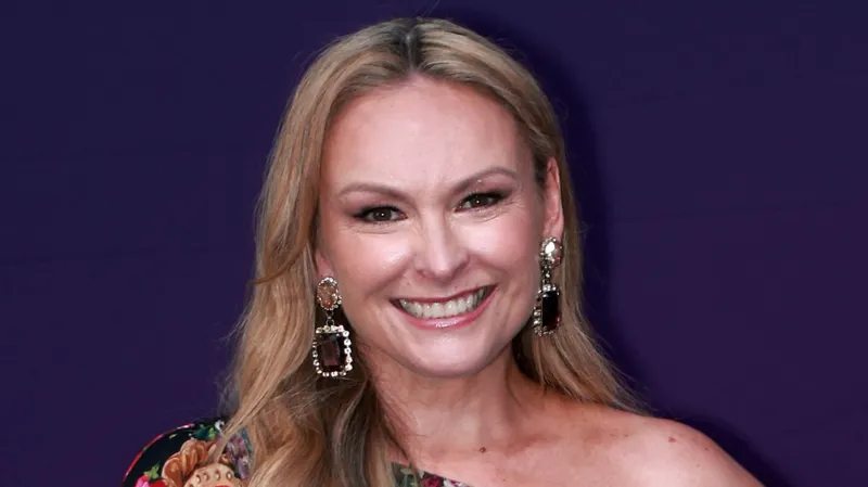 Mel Schilling dies at 54 years old from cancer Mel Schilling, 54 years of age, has died after fighting bowel cancer. Gareth Schilling, who played Mel in Married at First Sight confirmed her death via Instagram. She died peacefully surrounded by her loved ones, according to him. A mother who is loved, a TV star and a partner Gareth's message emphasized how much she meant to their family. She was described as a TV expert, as well as a loving and caring mother of Maddie. In her final moments, her focus was on Maddie. He reflected on their 15-year relationship and said it was his greatest privilege. To honor her memory, the man encouraged others to live deeply, love fully, and cherish life. A cancer patient's journey Mel Schilling was diagnosed with colon cancer after experiencing stomach discomfort since December 2023. At first, doctors believed it to be a minor problem. Tests confirmed that the condition was colon carcinoma. She worked and completed multiple rounds of chemotherapy despite being diagnosed with cancer. This month, she revealed that the disease had spread to her brain and no treatment would be effective. By raising awareness about the symptoms and signs of bowel carcinoma, she also emphasized the importance of early medical checks. Successful career in television Schilling started appearing in Married at First Sight Australia, in 2016. Schilling played an important role in the UK broadcast of the series, on Channel 4, for ten years. Elizabeth Day co-hosted with her a podcast called How To Date, where they discussed their dating tips. Her work on reality television is well respected for helping others to build strong and healthy relationships. Michael Jackson's friends and co-workers pay tribute Many public figures paid tribute to Schilling after her death. Charlene Doug said she was heartbroken and would cherish their time together. Ekin Su Culculoglu and Alison Hammond are among the TV personalities who expressed their condolences. They remembered her for being kind and strong. Her colleagues and the production team described her as someone who brings positivity and warmth into any room she enters. A woman's story that raises awareness Her experience has inspired others to recognize symptoms early and seek medical care. Common warning signs include changes in bowel habits, persistent stomach pain or blood in the stools. It is important to detect cancer early.