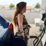 The price of oil has risen above $100 a barrel amid conflicting US-Iran talks Brent crude oil is back at $100 per barrel, after a sharp fall on Monday. This was largely due to conflicting news reports about possible negotiations between Iran and the US. US and Iran Talks: Conflicting claims The oil prices fell earlier, after US President Donald Trump declared a suspension of strikes on Iranian energy installations. On Truth Social, he said that Iran and the US had an productive conversation. Tehran, however, denied all contact and called the allegations a market manipulating attempt. Trump said on Saturday that he'd "obliterate", Iranian power plants, if the Strait of Hormuz was closed for more than 48 hours. Iran responded to the threat by saying it would target key infrastructure in that region. Brent crude rose to $113 a barrel after these statements. After Trump announced Monday that all strikes had been suspended and that both countries were working on a "COMPLETE and TOTAL" solution, prices fell and the global stock market rebounded. Market volatility Since the US and Israel attack Iran on 28th February, global energy markets are volatile. Brent crude climbed to $100 per barrel on Tuesday after Monday's drop. Asian markets were steady on Tuesday. Japan's Nikkei gained 0.8%. Hong Kong's Hang Seng rose by 1.6%. South Korea's Kospi gained 2.2%. Due to the region’s dependence on oil flowing through the Strait of Hormuz, Monday saw sharp losses. European markets responded mildly. Both the UK's FTSE 100, and Germany's Dax started slightly lower than their opening prices but both recovered by noon. The FTSE 100 ended 0.6% higher while the Dax finished just below flat. The Cac Index in France finished a little higher. S&P500 started off 0.8% lower before rebounding. Business Costs are Rising According to S&P Global Purchasing Managers' Index, UK firms reported their largest increase in monthly input costs for the past 22 years, more than three weeks after the start of the conflict. Iran effectively closed the Strait of Hormuz on 28 February. This is where around 20 percent of world oil and gas are transported. Fuel prices have increased worldwide due to this disruption. The countries are taking measures to reduce the effects. US sanctions were temporarily lifted on oil from Russia and Iran already in the sea. China has delayed its planned increases in fuel prices to ease the burden of drivers.