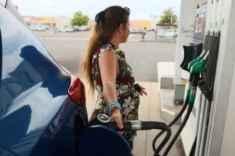 The price of oil has risen above $100 a barrel amid conflicting US-Iran talks Brent crude oil is back at $100 per barrel, after a sharp fall on Monday. This was largely due to conflicting news reports about possible negotiations between Iran and the US. US and Iran Talks: Conflicting claims The oil prices fell earlier, after US President Donald Trump declared a suspension of strikes on Iranian energy installations. On Truth Social, he said that Iran and the US had an productive conversation. Tehran, however, denied all contact and called the allegations a market manipulating attempt. Trump said on Saturday that he'd "obliterate", Iranian power plants, if the Strait of Hormuz was closed for more than 48 hours. Iran responded to the threat by saying it would target key infrastructure in that region. Brent crude rose to $113 a barrel after these statements. After Trump announced Monday that all strikes had been suspended and that both countries were working on a "COMPLETE and TOTAL" solution, prices fell and the global stock market rebounded. Market volatility Since the US and Israel attack Iran on 28th February, global energy markets are volatile. Brent crude climbed to $100 per barrel on Tuesday after Monday's drop. Asian markets were steady on Tuesday. Japan's Nikkei gained 0.8%. Hong Kong's Hang Seng rose by 1.6%. South Korea's Kospi gained 2.2%. Due to the region’s dependence on oil flowing through the Strait of Hormuz, Monday saw sharp losses. European markets responded mildly. Both the UK's FTSE 100, and Germany's Dax started slightly lower than their opening prices but both recovered by noon. The FTSE 100 ended 0.6% higher while the Dax finished just below flat. The Cac Index in France finished a little higher. S&P500 started off 0.8% lower before rebounding. Business Costs are Rising According to S&P Global Purchasing Managers' Index, UK firms reported their largest increase in monthly input costs for the past 22 years, more than three weeks after the start of the conflict. Iran effectively closed the Strait of Hormuz on 28 February. This is where around 20 percent of world oil and gas are transported. Fuel prices have increased worldwide due to this disruption. The countries are taking measures to reduce the effects. US sanctions were temporarily lifted on oil from Russia and Iran already in the sea. China has delayed its planned increases in fuel prices to ease the burden of drivers.