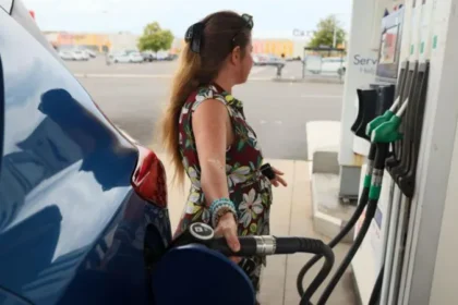 The price of oil has risen above $100 a barrel amid conflicting US-Iran talks Brent crude oil is back at $100 per barrel, after a sharp fall on Monday. This was largely due to conflicting news reports about possible negotiations between Iran and the US. US and Iran Talks: Conflicting claims The oil prices fell earlier, after US President Donald Trump declared a suspension of strikes on Iranian energy installations. On Truth Social, he said that Iran and the US had an productive conversation. Tehran, however, denied all contact and called the allegations a market manipulating attempt. Trump said on Saturday that he'd "obliterate", Iranian power plants, if the Strait of Hormuz was closed for more than 48 hours. Iran responded to the threat by saying it would target key infrastructure in that region. Brent crude rose to $113 a barrel after these statements. After Trump announced Monday that all strikes had been suspended and that both countries were working on a "COMPLETE and TOTAL" solution, prices fell and the global stock market rebounded. Market volatility Since the US and Israel attack Iran on 28th February, global energy markets are volatile. Brent crude climbed to $100 per barrel on Tuesday after Monday's drop. Asian markets were steady on Tuesday. Japan's Nikkei gained 0.8%. Hong Kong's Hang Seng rose by 1.6%. South Korea's Kospi gained 2.2%. Due to the region’s dependence on oil flowing through the Strait of Hormuz, Monday saw sharp losses. European markets responded mildly. Both the UK's FTSE 100, and Germany's Dax started slightly lower than their opening prices but both recovered by noon. The FTSE 100 ended 0.6% higher while the Dax finished just below flat. The Cac Index in France finished a little higher. S&P500 started off 0.8% lower before rebounding. Business Costs are Rising According to S&P Global Purchasing Managers' Index, UK firms reported their largest increase in monthly input costs for the past 22 years, more than three weeks after the start of the conflict. Iran effectively closed the Strait of Hormuz on 28 February. This is where around 20 percent of world oil and gas are transported. Fuel prices have increased worldwide due to this disruption. The countries are taking measures to reduce the effects. US sanctions were temporarily lifted on oil from Russia and Iran already in the sea. China has delayed its planned increases in fuel prices to ease the burden of drivers.