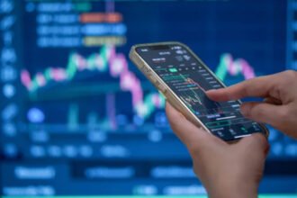 Oil traders place massive bets before Donald Trump delays Iran strike Sudden market activity raises questions Minutes before Donald Trump's announcement that the planned US strike on Iranian nuclear sites would be delayed, oil markets experienced unusual activity. Before the announcement, traders placed oil contracts worth hundreds of millions. Data from the market shows that trading volumes spiked sharply 15 minutes prior to an announcement. Analysts and investors have expressed concern about this timing. Following the announcement, oil prices drop. Oil prices fell quickly after the announcement. Within minutes, the price dropped by 14%. The traders who correctly predicted the price drop were able to make significant gains. Shortly, the benchmark US oil price reached $84 a barrel. Global stock markets rose as tensions seemed to be easing. Unusual Trading Patterns Detected The New York Mercantile Exchange has seen a sharp increase in trading activity. In just one minute, the number of trades for WTI crude oil contracts jumped from 733 up to more than 2,000. The value of this trade is approximately $170 million. Brent crude traded in a similar fashion. In a single minute, contracts jumped up from 20 to 1,600 trades worth $150 million. This level of activity, analysts say, is unusual for this time of the day and especially when there are no public reports. The Insider Trading Concern The timing of the trades has been deemed unusual by experts. Some speculate that traders might have traded on private or early information. Analysts point out there was no progress made in the US-Iran talks prior to this announcement. The sudden increase in betting is suspicious. Experts in the financial field have called on a possible insider trading investigation. The regulatory bodies of the US and UK were contacted to review further. Background: Market volatility and rising tensions The tensions in the Middle East are causing strong moves in global markets. Fears about supply have caused oil prices to rise, and stock markets are volatile. Donald Trump had warned Iran earlier that there would be serious consequences for Iran if it did not open the Strait of Hormuz. Nearly 20% of the world's oil is transported through this route. At first, the markets reacted in a negative way. Oil prices fell and stock values recovered later on due to hopes for diplomacy. Iran denies talks Iranian officials denied any claims that negotiations had taken place. The Iranian officials called the report false and said that the US was trying to manipulate markets. The Asian stock markets showed a slight rebound the following day.