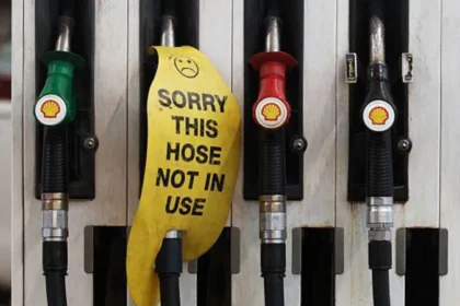 Panic buying prompts PM to reassure Australians over fuel supply